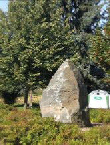 Findling auf dem Dorfplatz von Drochow. Er wurde im ehemaligen Tagebau Drochow / Annahütte gefunden.