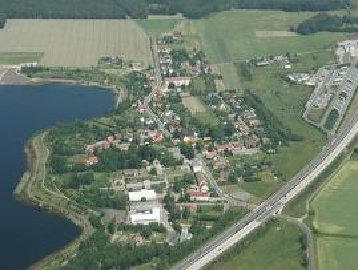 Luftaufnahme vom Ort Drochow mit Blick auf den drochower See.