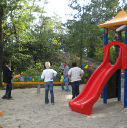 Spielplatz mit Wippe und Rutsche in Drochow Rosengasse.