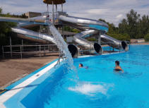 Freibad (Stadtbad) Großräschen mit Rutschenturm. Die Entfernung bis zur Ferienwohnung beträgt in etwa 7 km.