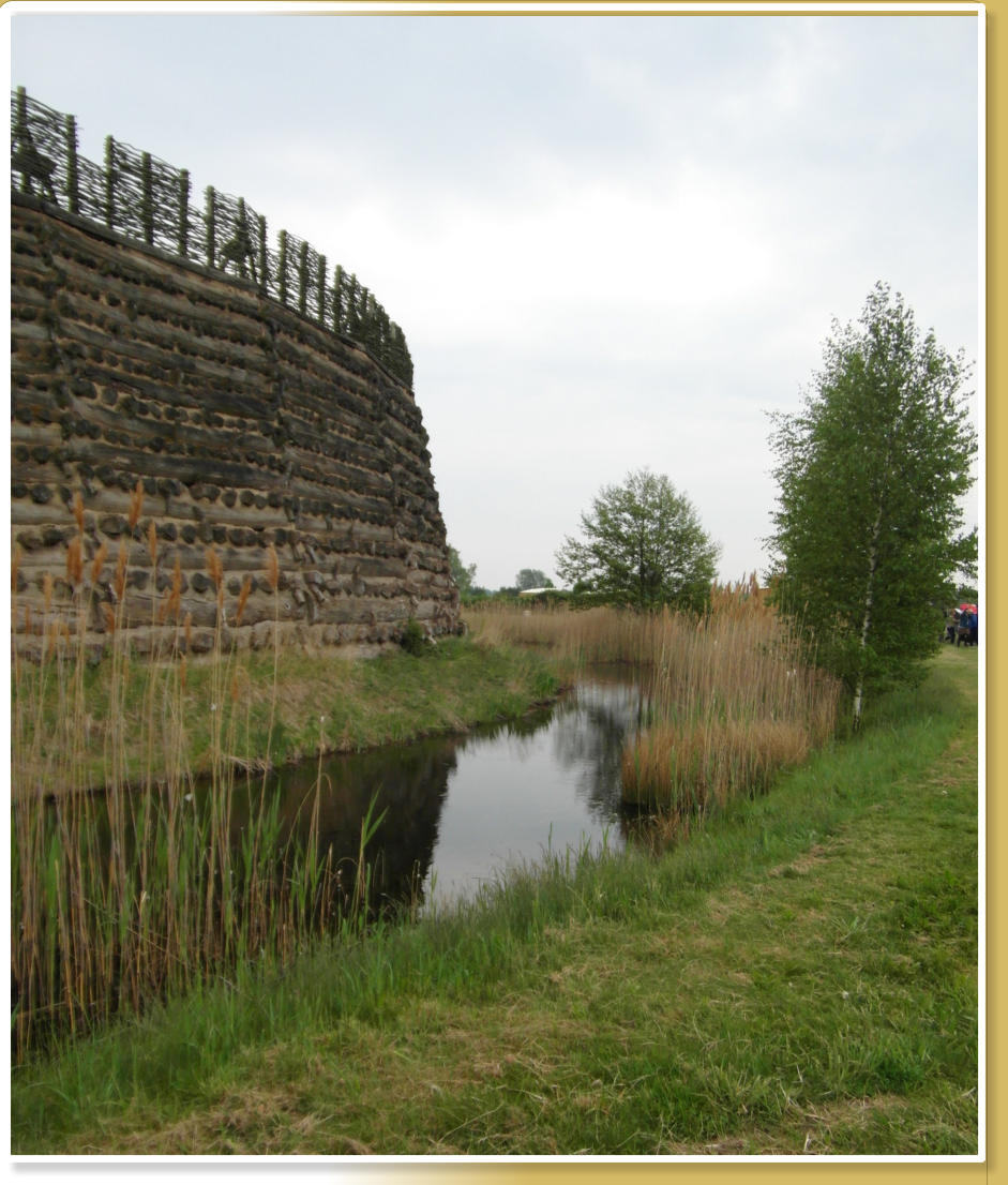 Burgwall mit Graben der Slavenburg in Raddusch