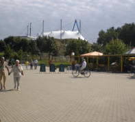 Seepromenade und Imbiss zum Ferienpark Großkoschen