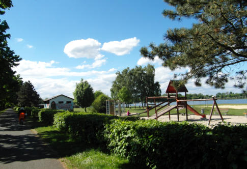 Spielplatz direkt am Strand des Senftenberger Sees in Niemtsch.