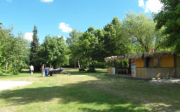 Liegewiese mit Strandbar am Radwanderweg zur Niemtscher Mühle.