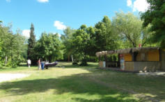 Liegewiese mit Strandbar am Radwanderweg zur Niemtscher Mühle.