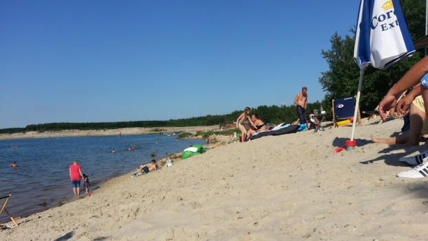 Feiner Sandstrand am Geierswalder See