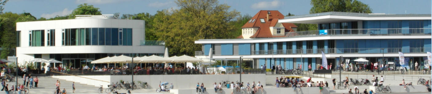 Blick vom Strand zum Stadthafen