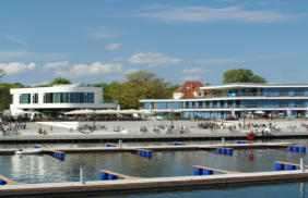 Bootsanleger vor der Hafenpromenade in Senftenberg