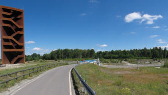 Rostiger Nagel und Fahrradweg am Sedlitzer See